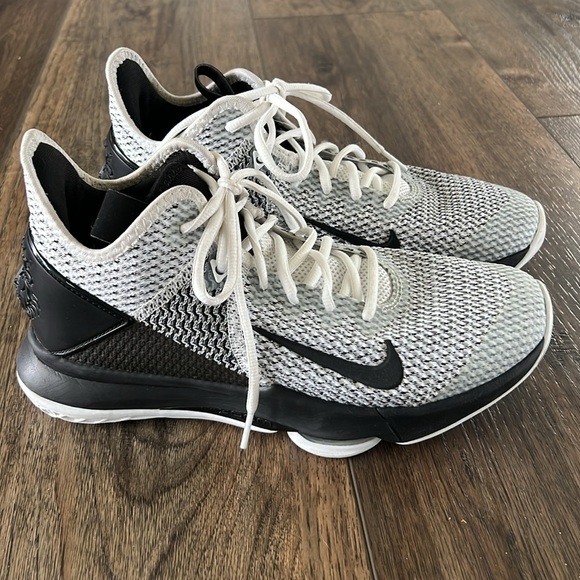 Nike Labron Witness 4 Men’s Size 8 Black White - Picture 2 of 11